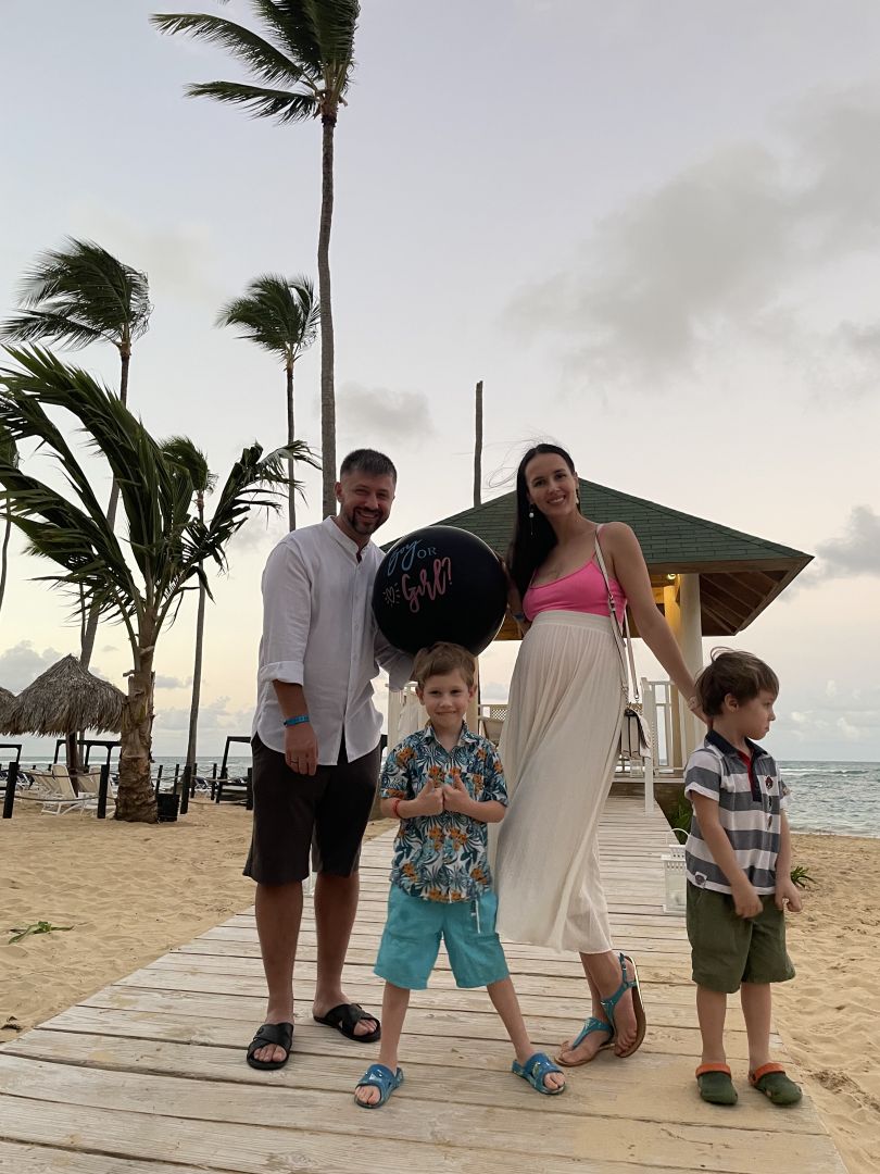 Александр Бережок с женой и сыновьями